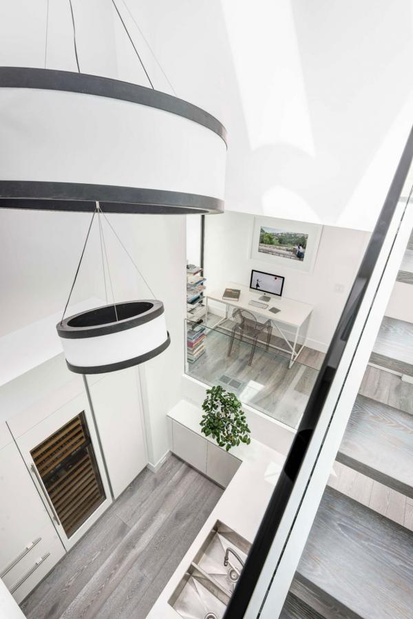Toronto-bachelor-home-staircase-lighting
