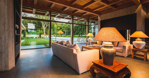 Traditional-living-room-idea-with-beautiful-symmetry