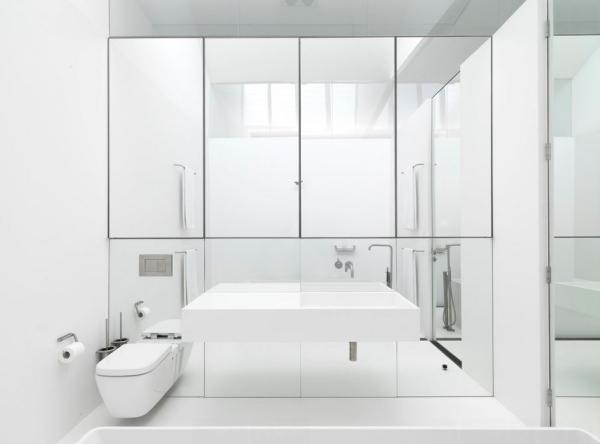 Ultra-modern-bathroom-with-a-mirrored-wall