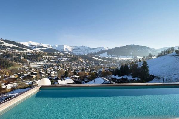 View-from-the-outdoor-infinity-pool-of-the-Chalet-Mont-Blanc