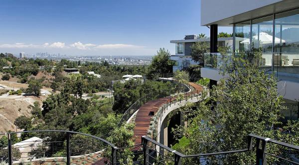 Walkway-and-landscape-offer-spectacular-views-of-the-city