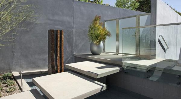 Water-fetaure-with-stepping-stones-creates-a-unique-and-appealing-entry-to-the-Californian-home