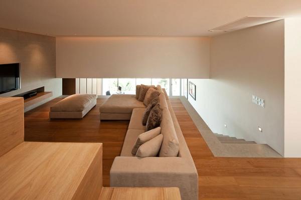 Wood-adds-warmth-to-the-beautiful-family-room