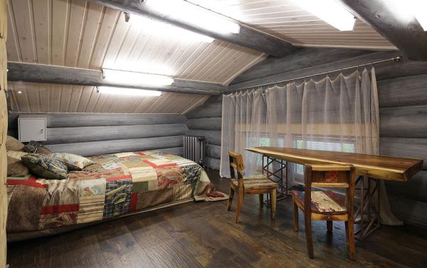 Wooden-Cottage-bedroom-small