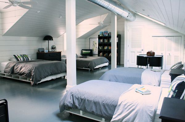 attic-shared-room-featuring-pallet-beds