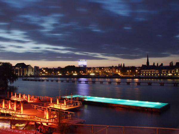 berlins-arena-badeschiff-floats-inside-the-spree-river-and-offers-panoramic-views-of-the-city-food-drinks-music-and-lounge-chairs-for-relaxing