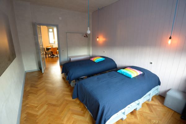 bohemian-cluj-apartment-bedrom-made-from-pallets-for-two1