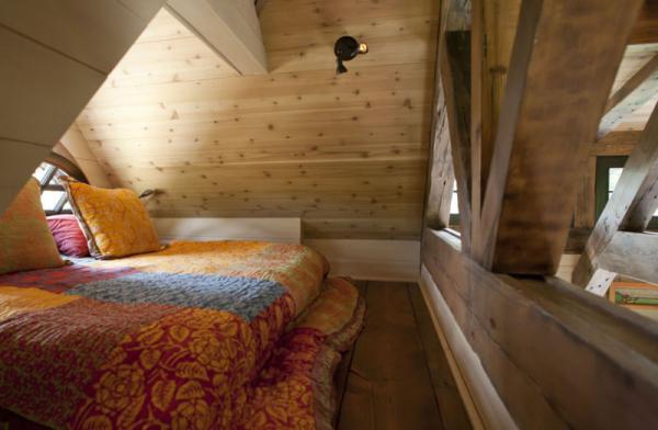 charming-rustic-cottage-house-attic-bedroom