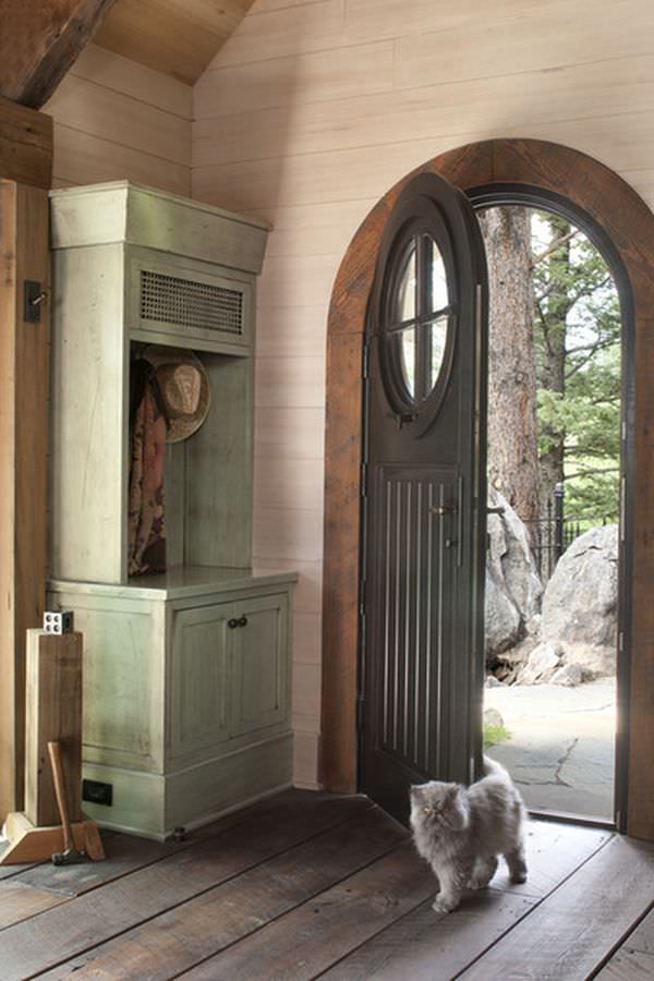 charming-rustic-cottage-house-interior-foyer