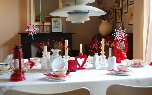 christmas-party-dining-table-decorations-red-accents
