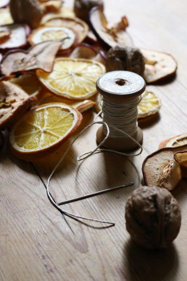 dried-gerlands-christmas-tree
