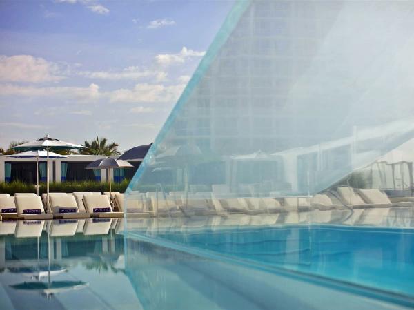 get-an-up-close-view-of-guests-through-the-glass-staircase-that-sits-in-the-middle-of-the-pool-at-the-w-hotel-in-fort-lauderdale
