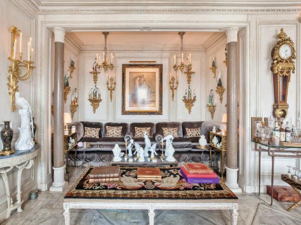 gold-painted-sconces-and-candelabras-bring-the-18th-century-france-feel-home