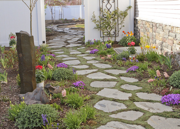 laying-a-flagstone-walkway