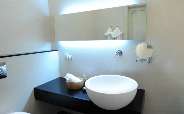 light-behind-the-bathroom-mirror