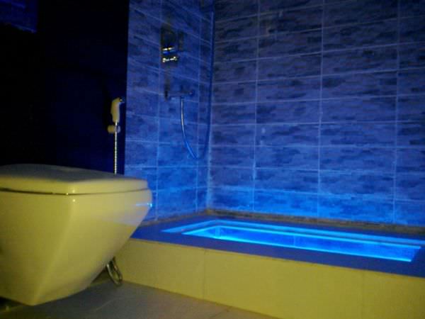 modern-light-bathtub