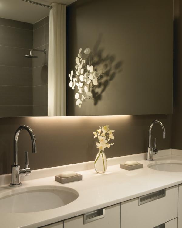 stylish-bathoom-with-recesed-light