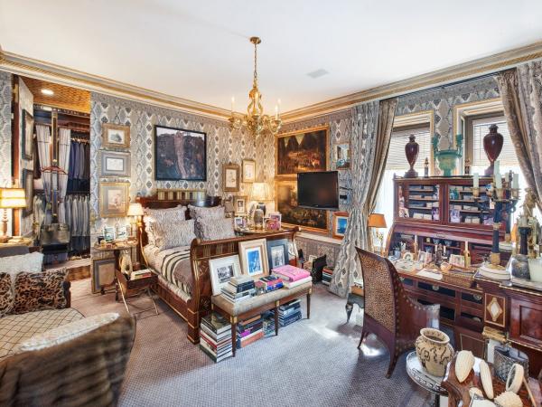 the-bedrooms-are-crowded-with-books-but-appears-no-less-regal-than-the-rest-of-the-apartment