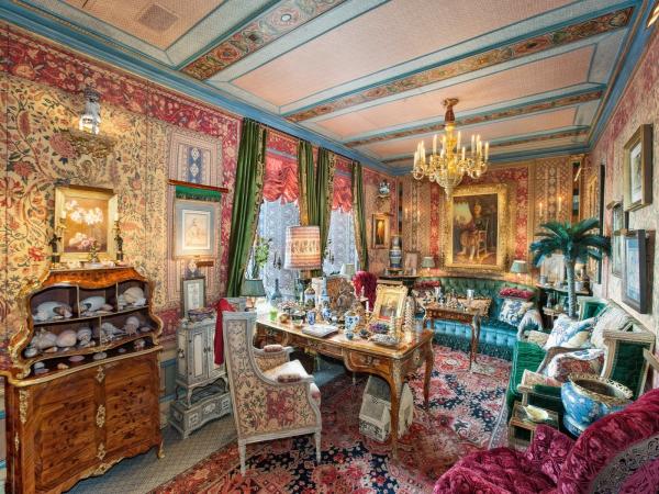 the-office-showcases-the-meticulous-attention-to-detail-slatkin-took-when-matching-the-ceilings-walls-and-furniture