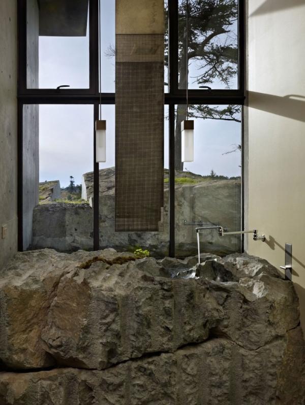 the-pierre-olson-kundig-architects-bathroom-bathtub-rock-design