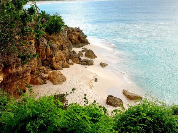 the-resort-sits-on-a-bluff-overlooking-turtle-cove-and-meads-bay