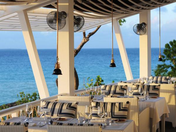 theres-also-a-scenic-indoor-outdoor-bar-and-lounge