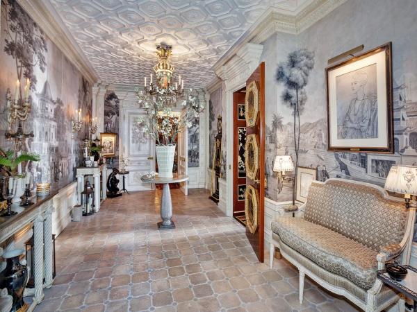 though-this-entrance-hall-isnt-quite-as-grand-as-the-hall-of-mirrors-its-probably-the-most-similar-youd-find-this-side-of-the-atlantic