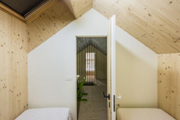 twin-bedroom-compact-karst-house-dekleva-gregori-arhitekti