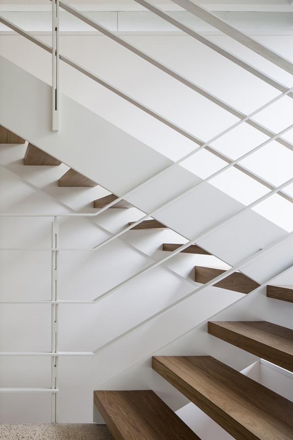 white-and-wood-stairs-mediterranean-villa-paz-gersh-architects