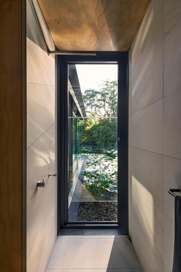 wirra-glass-willa-pavilion-bathroom-shower